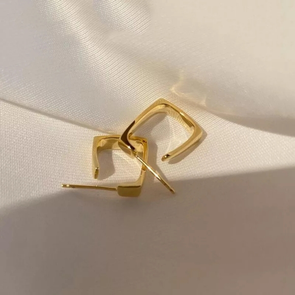 classic gold square hoop earrings - Picture 3 of 4